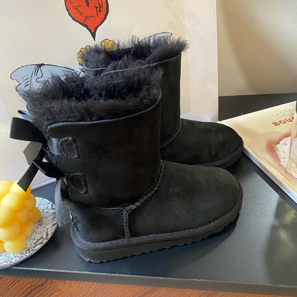 LIKE NEW! ✨$130 Ugg Australia Bailey Bow II Winter Boot Size 10 Girls Black